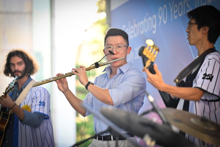 /The Jazzlings, led by Bian Tong, performing a lively jazz set on stage.