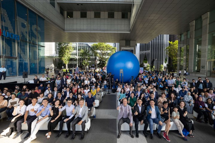 /A large group of about 300 beneficiaries and their families at UOB Plaza.