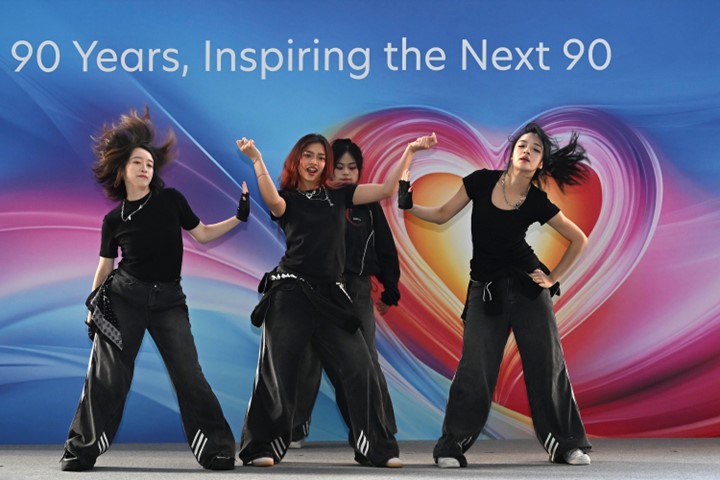 /Z-Axis dance crew delivers a high-energy K-Pop dance performance, thrilling the crowd.