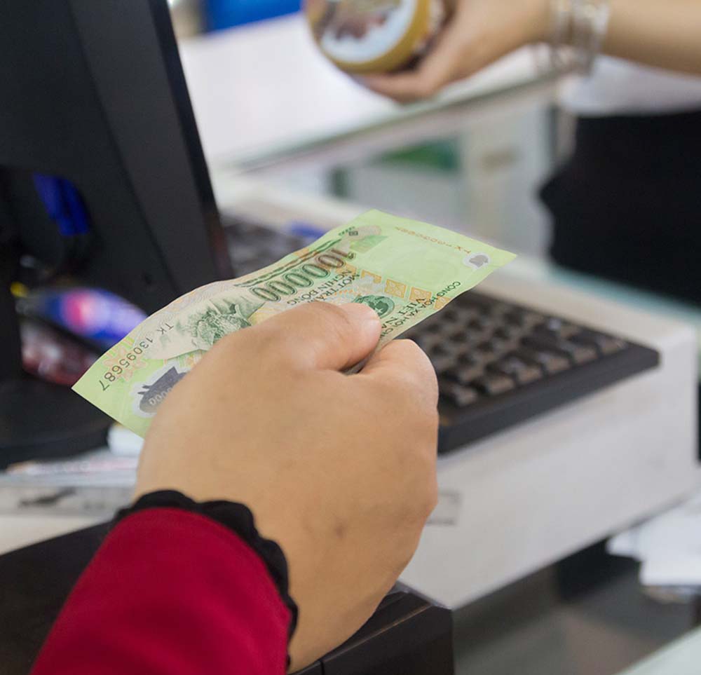 Cashless transactions gained momentum in 2020, but cash remained the most popular e-commerce and point-of-sale payment method, the 2021 Global Payments Report found.