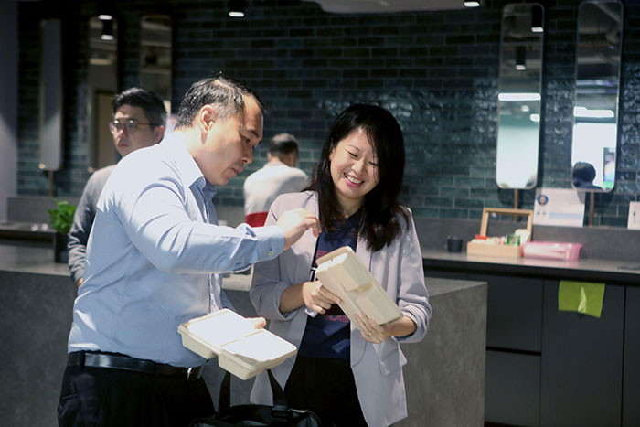 Steven Tan, COO, Alterpacks, showing their eco-containers to Marianne Tan, Programme Director, The FinLab during Week 3