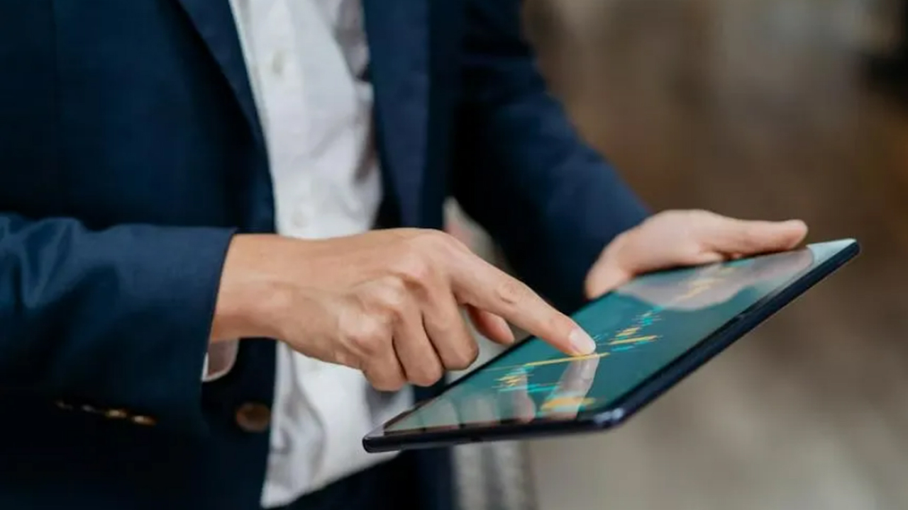 How human-led, tech-powered wealth advice can help you beat market volatility