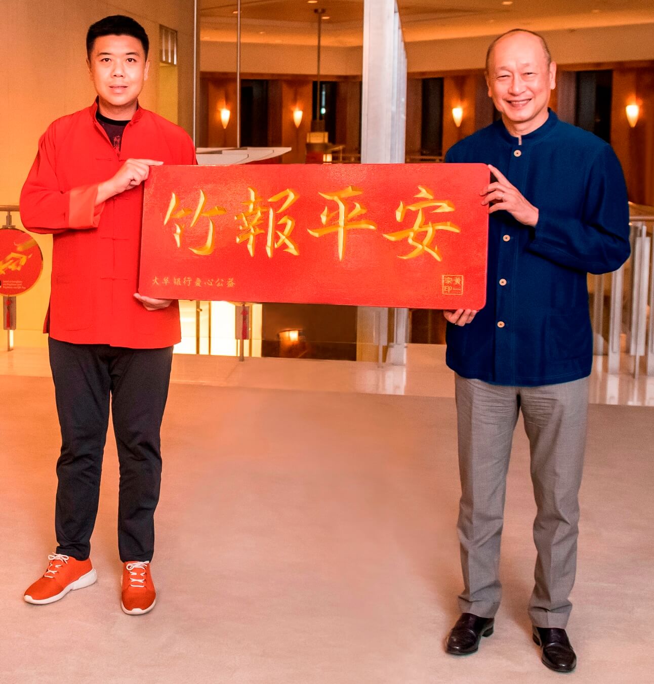 Mr Wee Ee Cheong, Deputy Chairman and Chief Executive Officer, UOB, (right) presenting his bamboo art piece to auction winner Mr Kelvin Lim from LHN Limited (left)